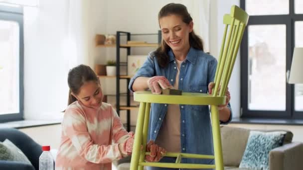 Mamma och dotter sandning gammal stol med svamp — Stockvideo