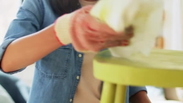 Frau trägt Lösungsmittel auf Lappen zu Hause auf — Stockvideo