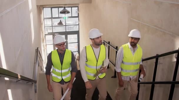 Architekti v helmách kráčející po schodech do kanceláře — Stock video