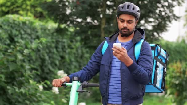 Чоловік доставки з телефоном і мішком їзда скутер — стокове відео