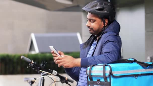 Delivery man with bag, smartphone and bicycle — Stock Video