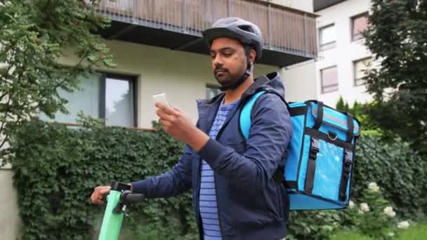 Dodávka muž s telefonem a taškou na koni skútr — Stock video