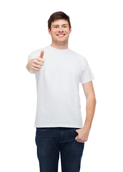 Sorridente homem em branco t-shirt mostrando polegares para cima — Fotografia de Stock