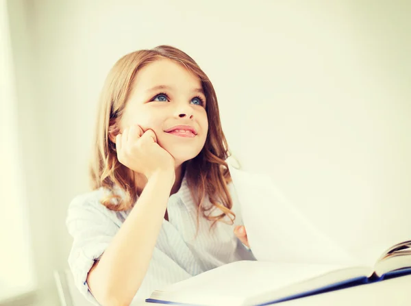 Schülerin schreibt in der Schule in Notizbuch — Stockfoto