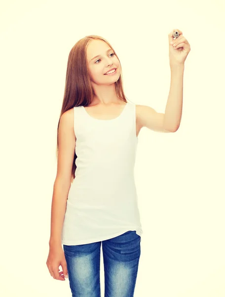 Chica en blanco camisa blanca dibujar algo —  Fotos de Stock