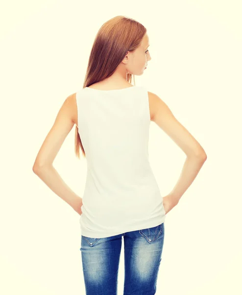 背面からの空白の白いシャツで 10 代の少女 — ストック写真