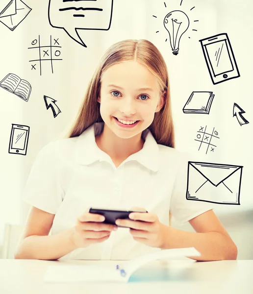 Menina com smartphone na escola — Fotografia de Stock