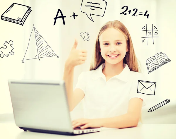 Ragazza con pc portatile a scuola — Foto Stock