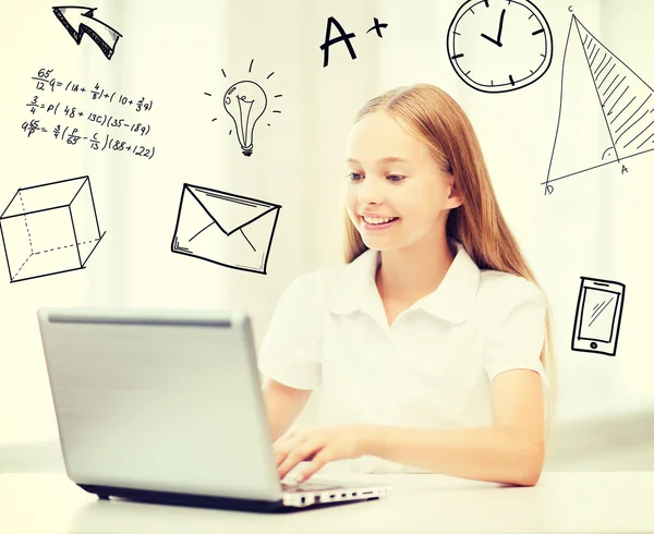 Ragazza con pc portatile a scuola — Foto Stock