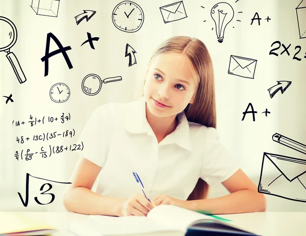 Estudante menina estudando na escola — Fotografia de Stock