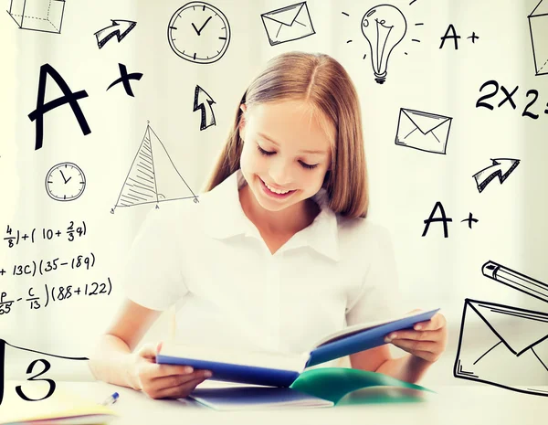 Estudante menina estudando na escola — Fotografia de Stock