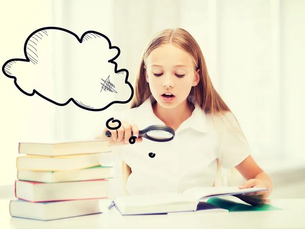 Chica leyendo libro con lupa en la escuela — Foto de Stock