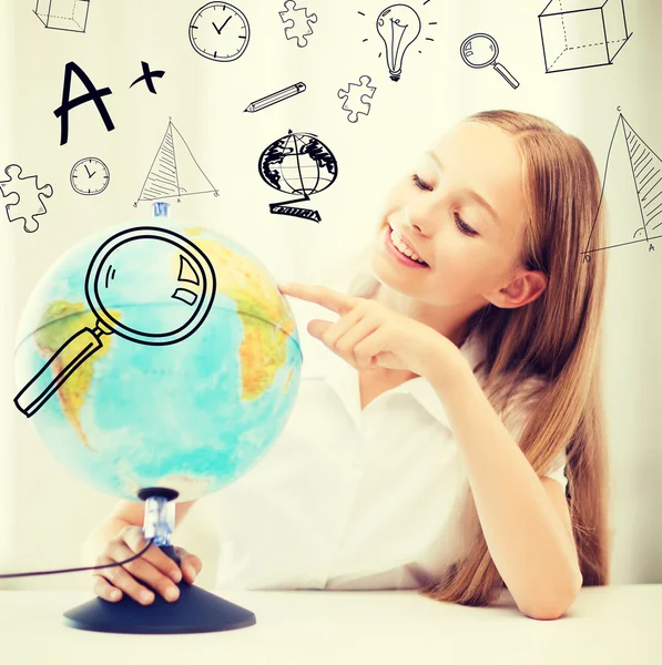 Étudiant fille avec globe à l'école — Photo