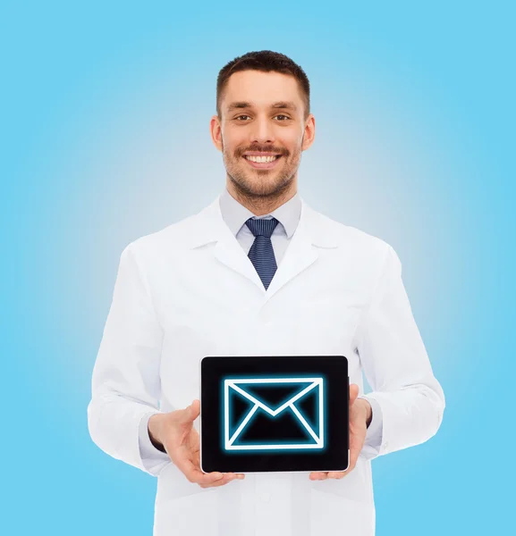 Sorridente médico masculino com tablet pc — Fotografia de Stock