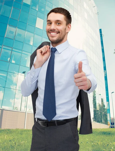 Sorridente giovane uomo d'affari mostrando pollici in su — Foto Stock