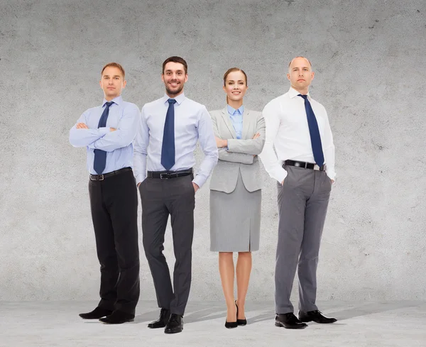 Группа улыбающихся бизнесменов на белом фоне — стоковое фото
