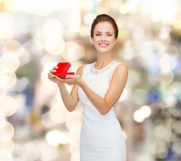 Mujer sonriente sosteniendo caja de regalo roja — Foto de Stock