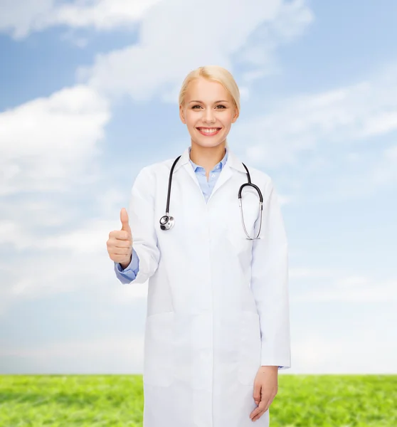 Sorridente medico femminile mostrando pollici in su — Foto Stock