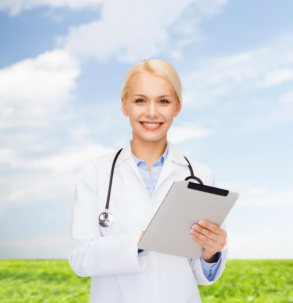 Vrouwelijke arts met een stethoscoop en tablet pc — Stockfoto