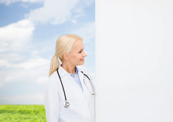 Medico sorridente femminile con stetoscopio — Foto Stock