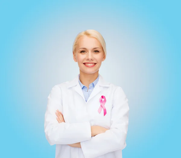 Sorridente médico feminino com fita de conscientização do câncer — Fotografia de Stock