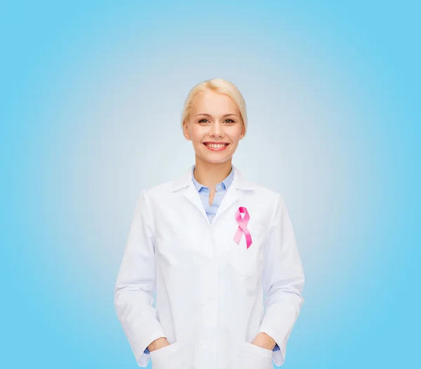 Doctora sonriente con cinta de conocimiento del cáncer —  Fotos de Stock