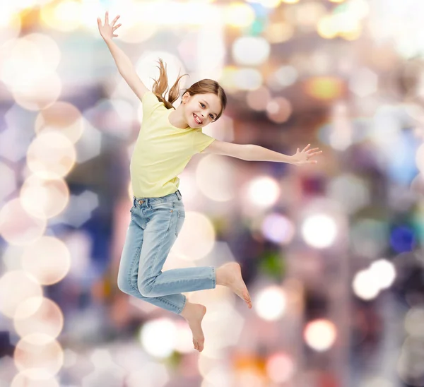 Sonriente niña saltando —  Fotos de Stock