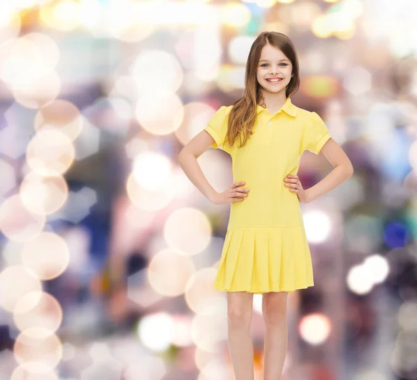 Petite fille souriante en robe jaune — Photo