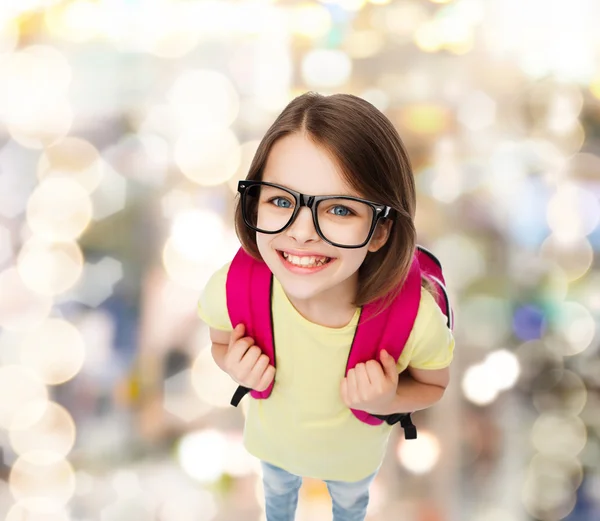 Glada leende tonårig flicka i glasögon med väska — Stockfoto