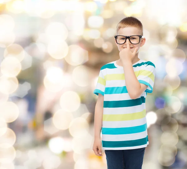 Lächelnder kleiner Junge mit Brille — Stockfoto