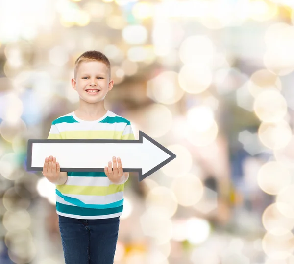 Lächelnder kleiner Junge mit leerem Pfeil, der nach rechts zeigt — Stockfoto