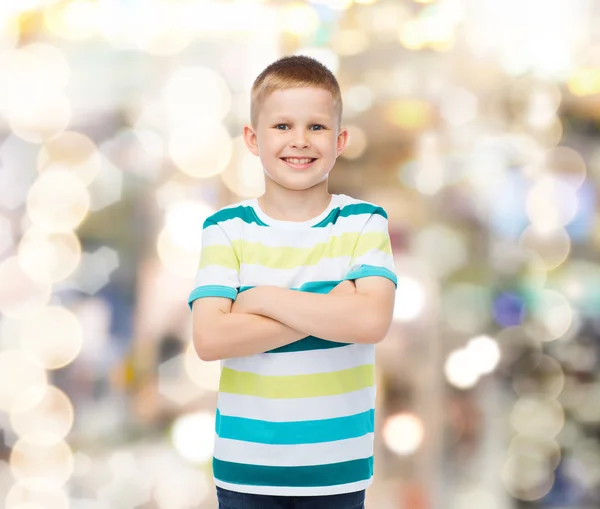 Kleine jongen in casual kleding met gekruiste armen — Stockfoto