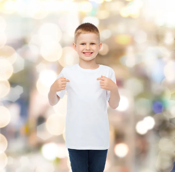 Hymyilevä pieni poika valkoisessa t-paidassa — kuvapankkivalokuva