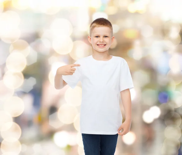 Lachende jongetje in witte lege t-shirt — Stockfoto