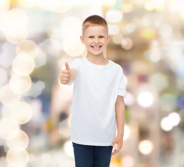 Niño sonriente en camiseta blanca en blanco — Foto de Stock