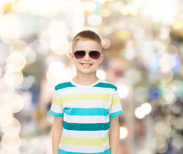 Lachende schattige kleine jongen in zonnebril — Stockfoto