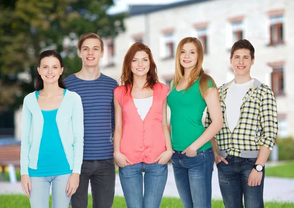 Grupo de estudantes sorrindo em pé — Fotografia de Stock