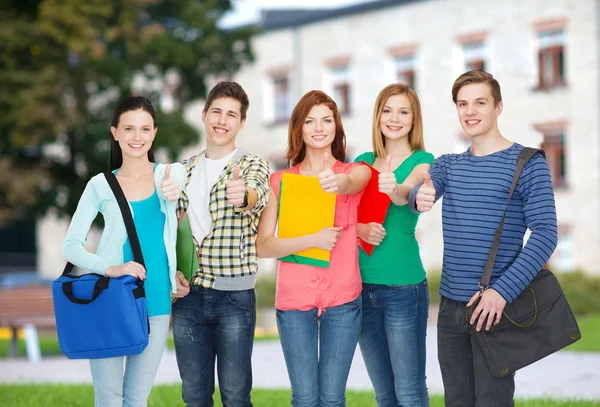 Grupo de estudantes sorrindo em pé — Fotografia de Stock