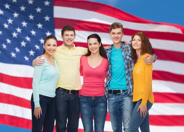 Groep van lachende tieners over Amerikaanse vlag — Stockfoto