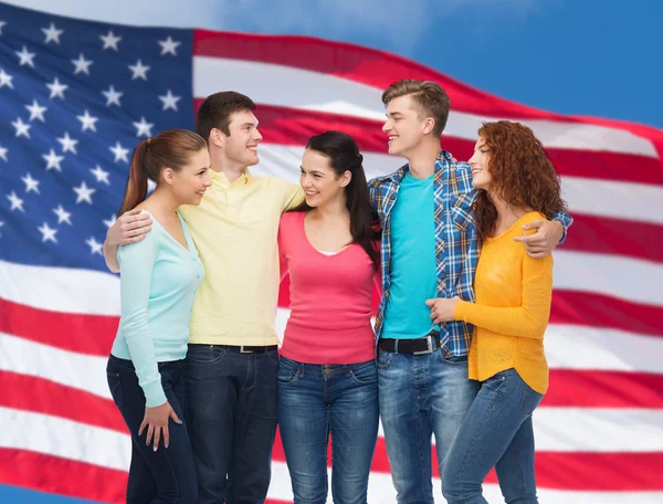 Amerikan bayrağı üzerinde gülümseyen genç grup — Stok fotoğraf