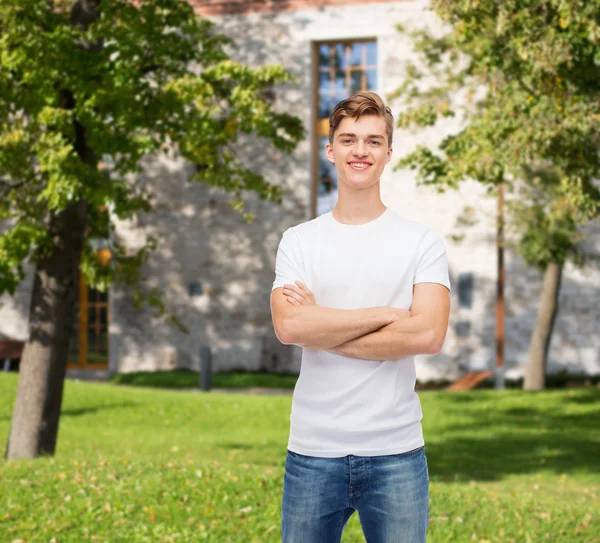 Joven sonriente en camiseta blanca en blanco —  Fotos de Stock