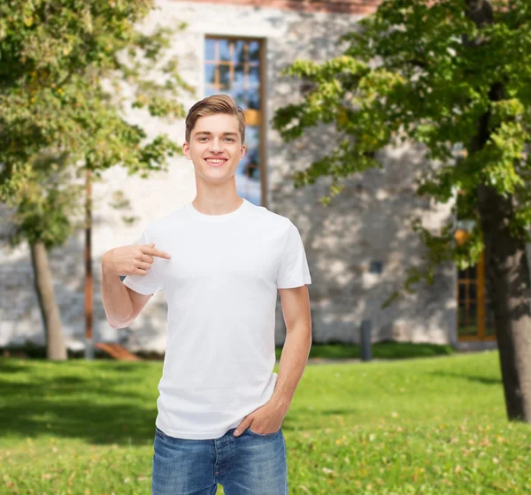 Jovem sorridente em branco t-shirt — Fotografia de Stock