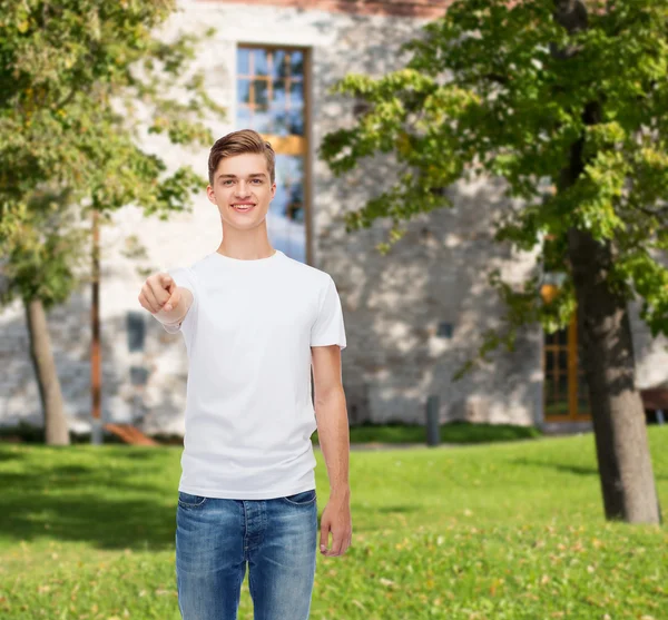 Smiling young man in blank white t-shirt — Stock Photo, Image
