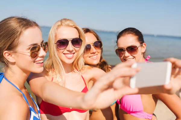 Grupp leende kvinnor att göra selfie på stranden — Stockfoto