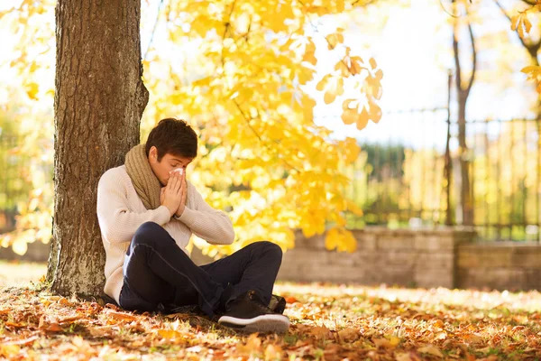 Sonriente joven con la tableta de la PC en el parque de otoño — Foto de Stock