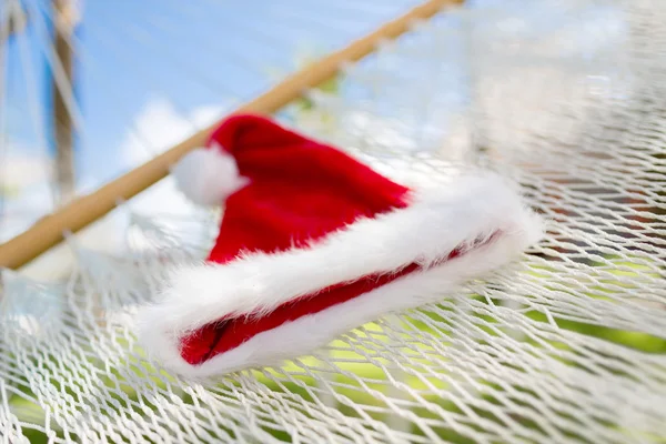 Bild der Hängematte mit Weihnachtsmann-Helfermütze — Stockfoto