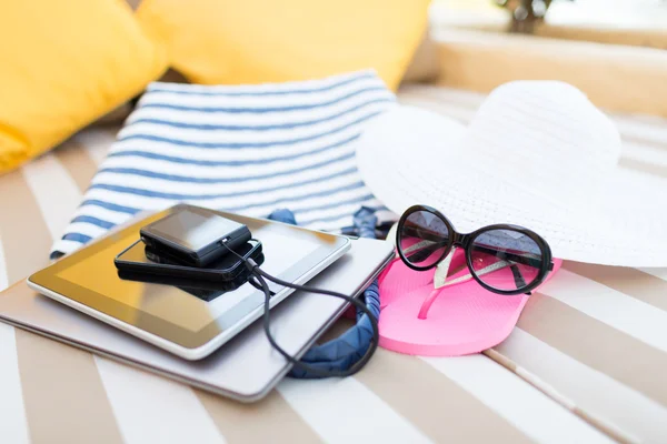 Närbild på TabletPC och smartphone på stranden — Stockfoto