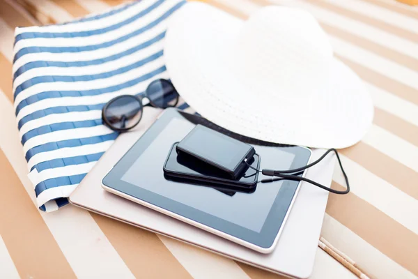 Närbild på TabletPC och smartphone på stranden — Stockfoto