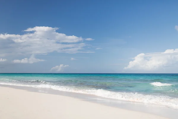 Blue sea or ocean, white sand and sky with clouds — Stock Photo, Image