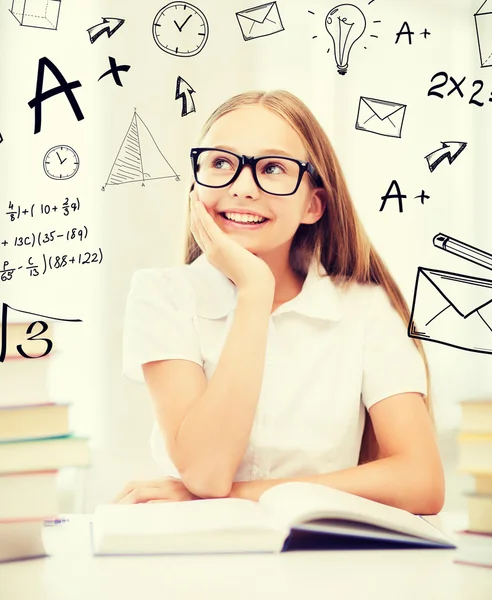 Estudante menina estudando na escola — Fotografia de Stock